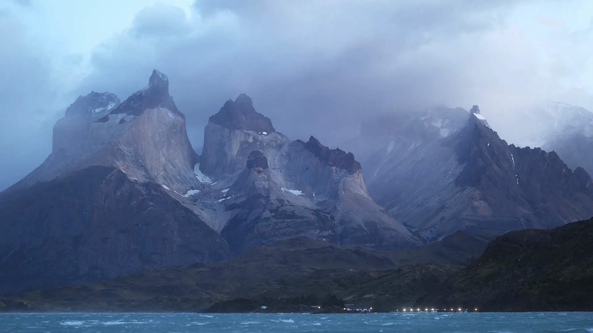Los Cuernos del Paine sobre el lago Nordenskjöld, en la Patagonia de Magallanes